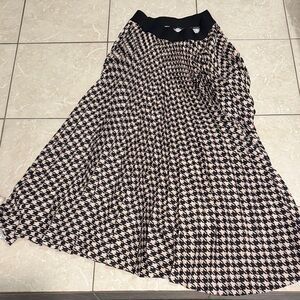 Reid’s Black and soft white Houndstooth Skirt